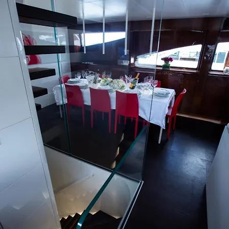 Luxury Camilla Boat&breackfast Hotel na wodzie *