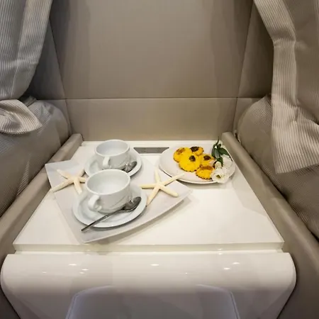 Luxury Camilla Boat&breackfast Bådhotel Castellammare di Stabia