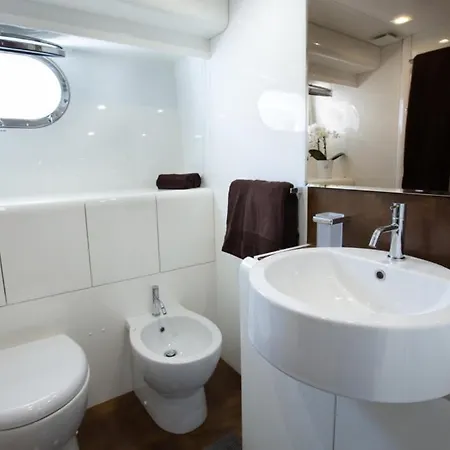 Luxury Camilla Boat&breackfast Bådhotel *