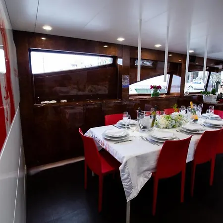 Luxury Camilla Boat&breackfast Bådhotel *